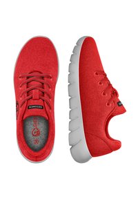 Baskets en feutre rouge avec des lacets gris. Présentent un bout arrondi, un intérieur rembourré et une semelle en caoutchouc blanche et à motif. Logo sur la languette.