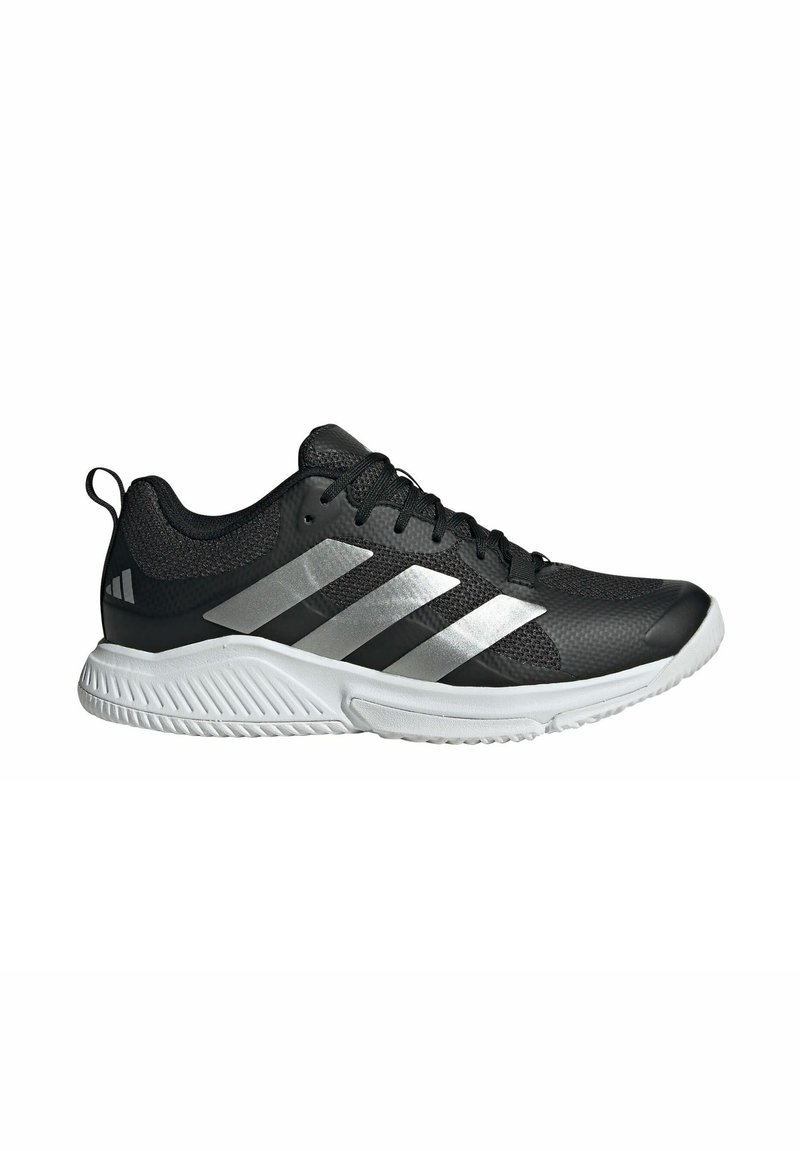 Baskets de sport noires et grises avec semelle blanche, conception à lacets, tige en mesh respirant et languette au talon.