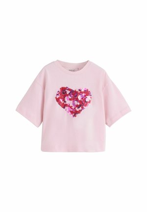 Lichtroze T-shirt met korte mouwen en een ronde hals en een groot hart van rode en roze pailletten aan de voorkant.