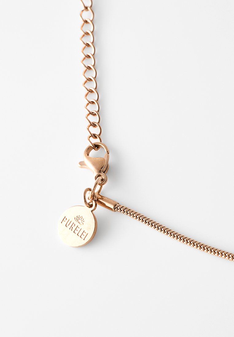 Halskette aus Roségold mit einem runden Anhänger, der mit "PURELEI" graviert ist. Verfügt über einen Karabinerverschluss und eine glatte, glänzende Textur.
