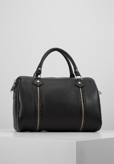 Schwarze Lederhandtasche mit zwei Reißverschlussfächern vorne, silbernen Nieten entlang der Nähte, runder Form und doppelten oberen Griffen für ein einfaches Tragen.