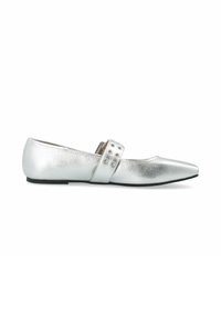 Srebrne metaliczne płaskie buty z ostrym noskiem, o teksturowanym wykończeniu, z paskiem z trzema ćwiekami i czarną podeszwą.