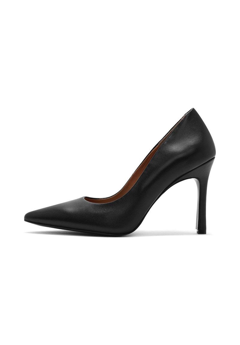 Scarpa nera con tacco alto realizzata in pelle liscia, con punta affusolata e un sottile tacco a stiletto. All'interno presenta una fodera marrone.