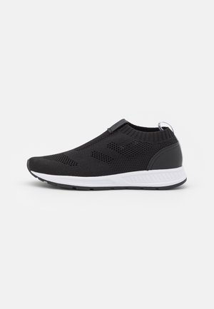Sort slip-on strikkesneaker med hvid sål, åndbar mesh-overdel og trækflap ved hælen for nem påtagning.