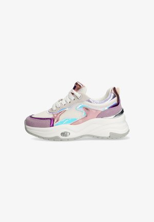 Sportieve sneaker met gemengde materialen; heeft witte mesh, metallic roze en paarse accenten, een textuurzool en reflecterende details.