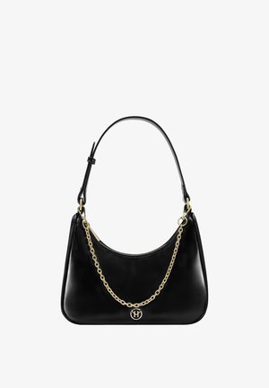 Zwarte leren handtas met een gebogen bovenkant, verstelbare schouderriem, gouden kettingdetail en een kleine ronde gouden logo charmbij het midden aan de voorkant.