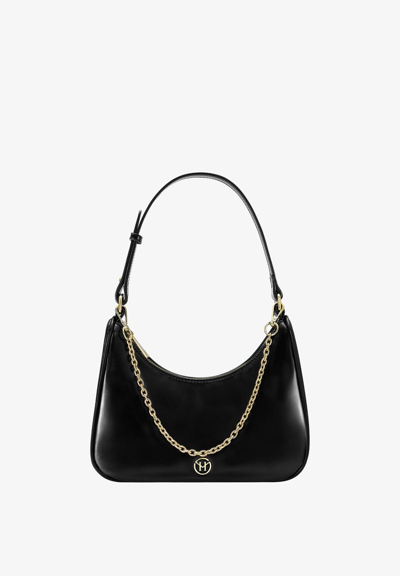 Czarna skórzana torebka z zaokrąglonym dnem, regulowanym paskiem na ramię, złotym łańcuchem oraz małym, okrągłym złotym logo z przodu na środku.