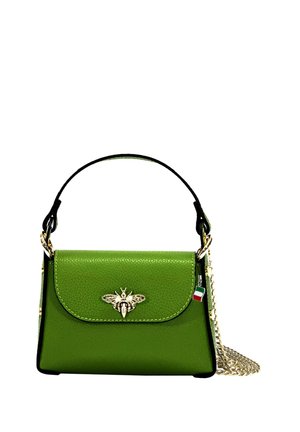 Kleine groene leren handtas met gouden bij-embleem, korte handgreep en gouden kettingriem, met een kleine Italiaanse vlaghanger.
