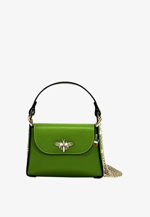 Kleine grüne Ledertasche mit goldenem Bienenemblem, kurzem Griff und goldener Kettenriemen, mit kleinem italienischem Flaggenanhänger.