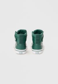 Zöld bőrből készült magas szárú sneaker fehér gumi talppal. Párnázott gallérral, texturált részletekkel és logós patch-el az oldalon.