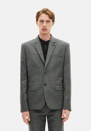 Blazer grigio a scacchi in tessuto strutturato, a un petto con due bottoni, con rever a punta e tasche anteriori con pattina.