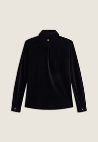 Camicia nera di velluto a maniche lunghe con colletto, piega sul retro e polsini con bottoni. Presenta accessori in metallo dorato sul colletto.