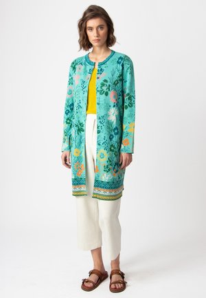 Turkoise bloemen cardigan met een ronde halslijn, open voorkant en lange mouwen. Bevat levendige oranje en roze patronen met groene accenten.