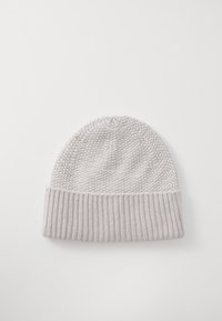 Gorro de punto en gris claro, con una parte superior texturizada y un dobladillo acanalado para un ajuste ceñido. Tejido suave con un acabado liso.