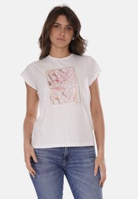 T-shirt bianco a maniche corte con un design floreale in accenti rosa e oro sulla parte anteriore, realizzato in morbido cotone.