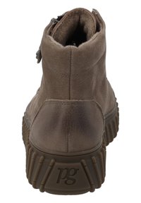 Stivale alla caviglia in pelle marrone con finitura texture, punta rotonda e suola in gomma spessa con righe. Include un dettaglio con cerniera laterale.