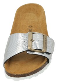 Sandale en argent avec dessus en synthétique texturé, boucle en métal réglable et semelle intérieure rembourrée marron. Semelle en caoutchouc blanc.