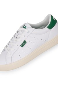 Sneaker bianche in pelle con un tallone verde, design perforato sui lati e suola in gomma beige piatta con accenti del logo.