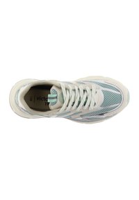 Zapatilla deportiva en azul claro y crema con parte superior de malla y sintético, puntera redonda, cordones, marca en la plantilla y suela contrastante.