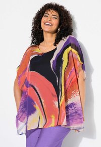 Blusa fluida multicolore con audaci onde di arancione, viola e nero. Tessuto leggero e trasparente con maniche corte.
