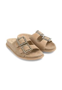 Sandales glissantes en daim beige avec deux grandes boucles carrées ornées de strass ; semelle intérieure rembourrée et semelle plate.