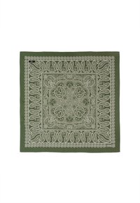 Oliwkowa bandana z białymi wzorami paisley i kwiatowymi, z wykończeniem w formie bordiury. Wykonana z miękkiego materiału, w kształcie kwadratu.