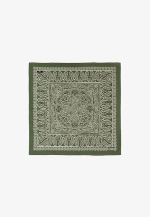 Oliwkowa bandana z białymi wzorami paisley i kwiatowymi, z wykończeniem w formie bordiury. Wykonana z miękkiego materiału, w kształcie kwadratu.