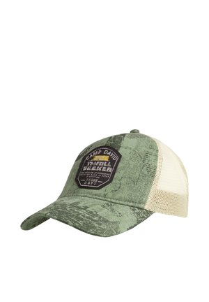Grüne und beige Mesh-Baseballkappe mit Camouflage-Muster und einem schwarzen Aufnäher mit der Aufschrift Camp David Trail Seeker vorne.