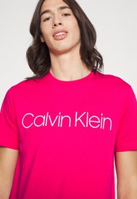 Calvin Klein FRONT LOGO - T-shirt estampada - bright jewel