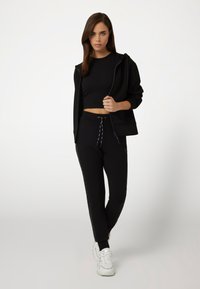 Guess DREIECKLOGO - Felpa con zip - schwarz