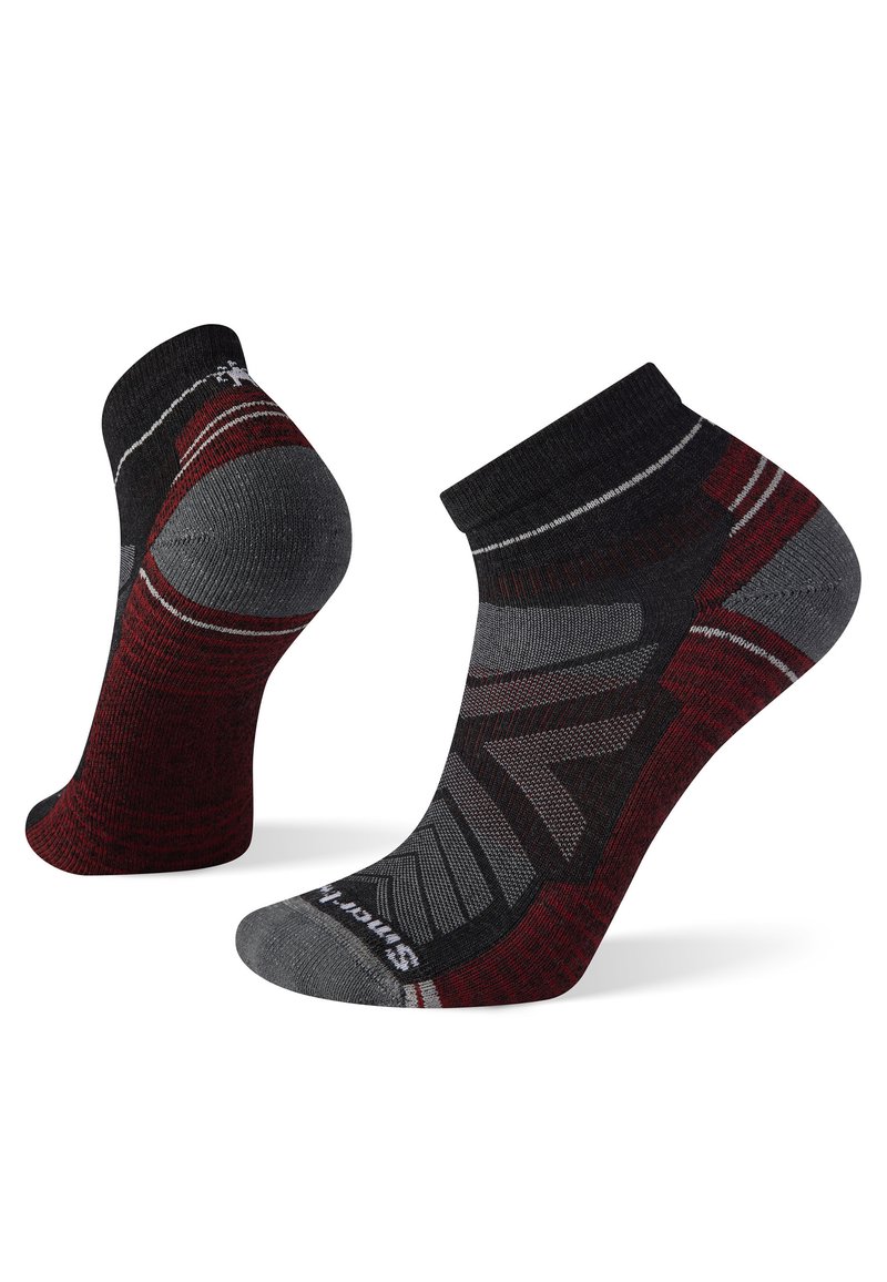 Calcetines deportivos cortos en negro, gris y burdeos. Presentan un diseño de tobillo con patrones texturizados y áreas reforzadas para mayor durabilidad.