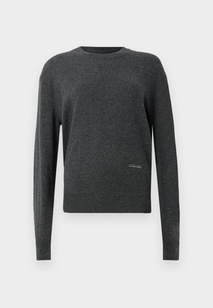 Dunkelgrauer Pullover mit langen Ärmeln, Rundhalsausschnitt und subtilen Logoakzenten an der unteren Vorderseite. Hergestellt aus einem weichen, strukturierten Stoff.