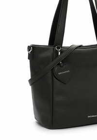 Borsa a tracolla in pelle nera con texture, dotata di manici doppi e di una tracolla rimovibile. Presenta un ciondolo a forma di cuore con dettagli del logo.