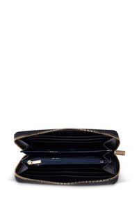 Musta vetoketjullinen lompakko, jossa kultasävyiset metalliosat. Sisällä on useita korttipaikkoja, vetoketjullinen tasku ja sileä pinta.