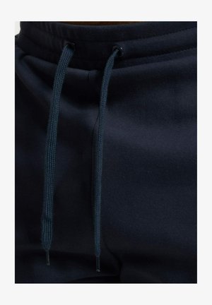 Sudadera de color azul marino con bolsillo tipo canguro, presenta cordones ajustables y ojales reforzados para mayor durabilidad.