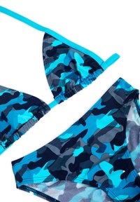 Zestaw bikini w niebieską kamuflażową grafikę, z trójkątnym stanikiem i pasującym dołem. Posiada regulowane ramiączka, falbaniaste krawędzie oraz gładką teksturę.