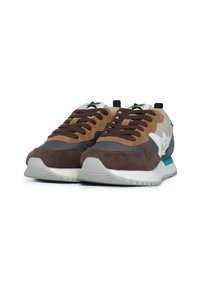 Sneaker con un mix di suede marrone, tessuto grigio e accenti bianchi. Presentano lacci rotondi, una suola imbottita e un tallone turquoise.