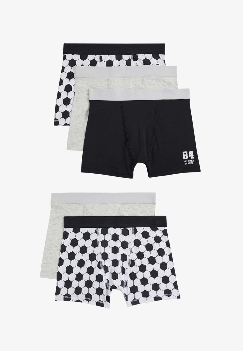 Zestaw czterech chłopięcych majtek typu bokserki: jeden z czarno-białym heksagonalnym wzorem oraz trzy w jednolitych kolorach – czarnym, szarym i ciemnoszarym – z kontrastującymi gumkami w pasie.