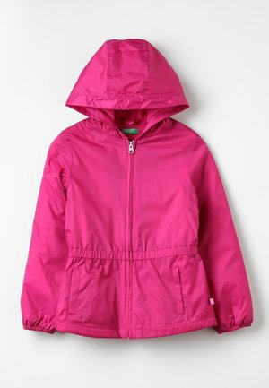 Lys pink hættetrøje med lynlås foran, elastisk talje, to forlommer og elastiske manchetter på lange ærmer.