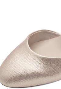 Rosenquarz-farbene Slipper mit strukturiertem, glänzendem Oberflächen, spitzem Fuß und glattem Innenraum. Minimalistisches Design ohne Verzierungen.