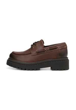 Scarpa in pelle marrone con lacci, punta arrotondata, suola in gomma nera spessa, occhielli in metallo e dettagli di cucitura lungo la tomaia.