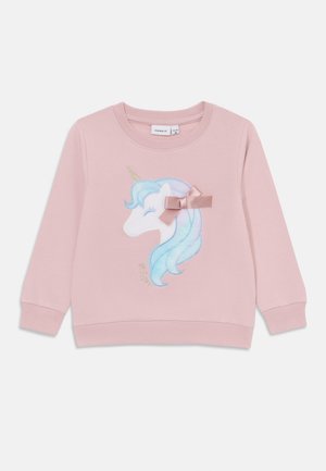 Roze sweatshirt met een eenhoornontwerp, voorzien van een blauwe manen, een gouden hoorn en een lichtroze strik. Zacht stof met geribbelde manchetten en zoom.