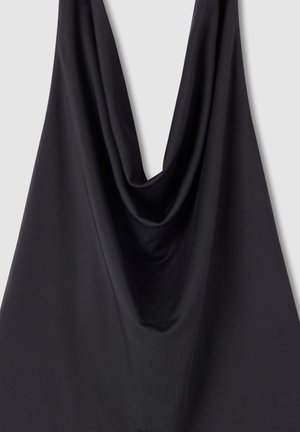 Czarny top bez rękawów z lejącym dekoltem, wykonany z gładkiego materiału, charakteryzujący się miękką teksturą i zwiewnym krojem.