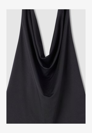 Czarny top bez rękawów z lejącym dekoltem, wykonany z gładkiego materiału, charakteryzujący się miękką teksturą i zwiewnym krojem.