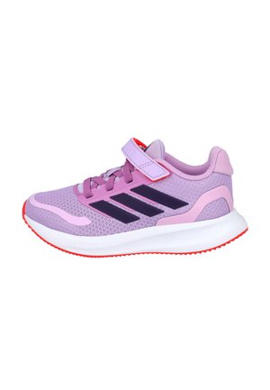 Zapatilla deportiva púrpura con parte superior de malla, rayas moradas oscuras en contraste, correa ajustable y suela blanca con acentos rojos. Diseño ligero.
