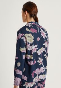 Bloemendrukshirt met een donkerblauwe achtergrond, lichtgewicht stof, lange mouwen, notch-kraag en gemêleerde accenten in roze en groen.