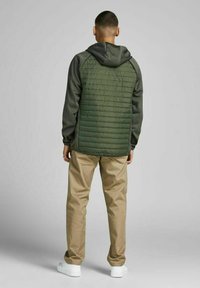Jack & Jones JJEMULTI QUILTED JACKET - Lahka jakna - forest night