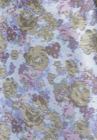 Tissu floral avec motifs de pivoines et de violettes. Présente un tissage complexe en or pâle et teintes pastel sur un fond bleu clair.