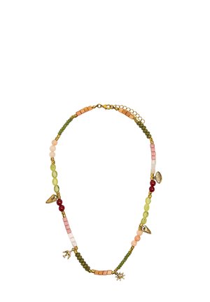 Naszyjnik z koralików w kolorach zielonym, różowym, brzoskwiniowym i czerwonym, z złotymi koralikami dystansowymi oraz małymi złotymi zawieszkami, w tym ptakiem i gwiazdą.