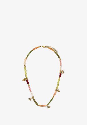 Naszyjnik z koralików w kolorach zielonym, różowym, brzoskwiniowym i czerwonym, z złotymi koralikami dystansowymi oraz małymi złotymi zawieszkami, w tym ptakiem i gwiazdą.